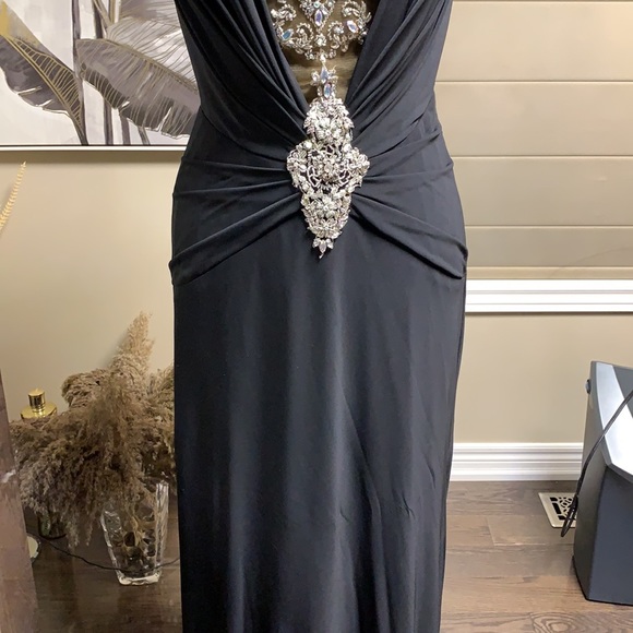 Terani Couture Chic Bead Embellished V-Neck-Black - Picture 12 of 17